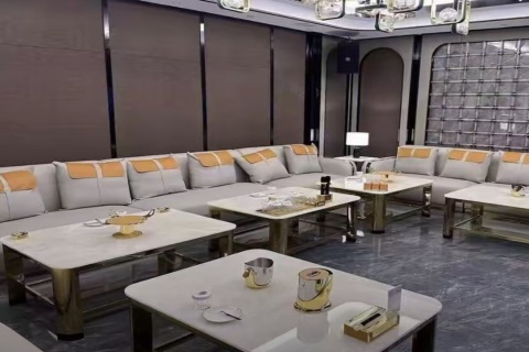 在塔城夜场邂逅温暖时光 与团队共舞边境小城之夜